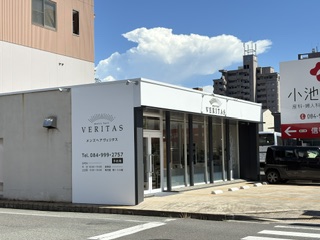 青空の下のmen's hair VERITAS